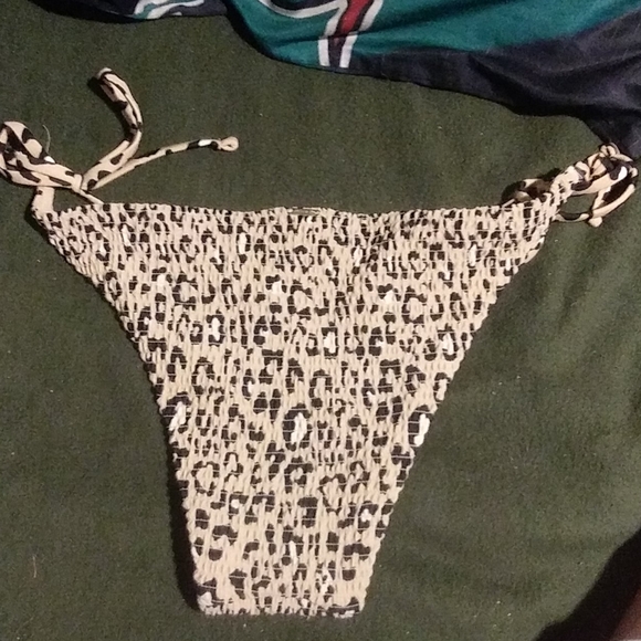 Hollister bathing bottoms - Picture 2 of 2